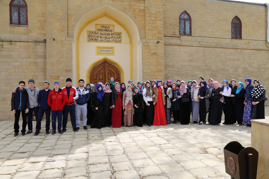 В воскресенье 17.04.2016 г., студенты 3 курса под руководством преподавателей и директора побывали в Дербенте