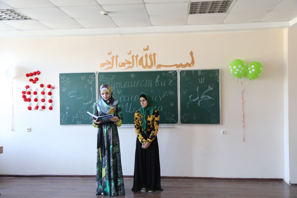 Открытый урок на тему «Путешествие по основам Ислама» провели студенты первого курса.