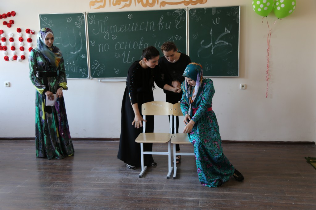 Открытый урок на тему «Путешествие по основам Ислама» провели студенты первого курса.