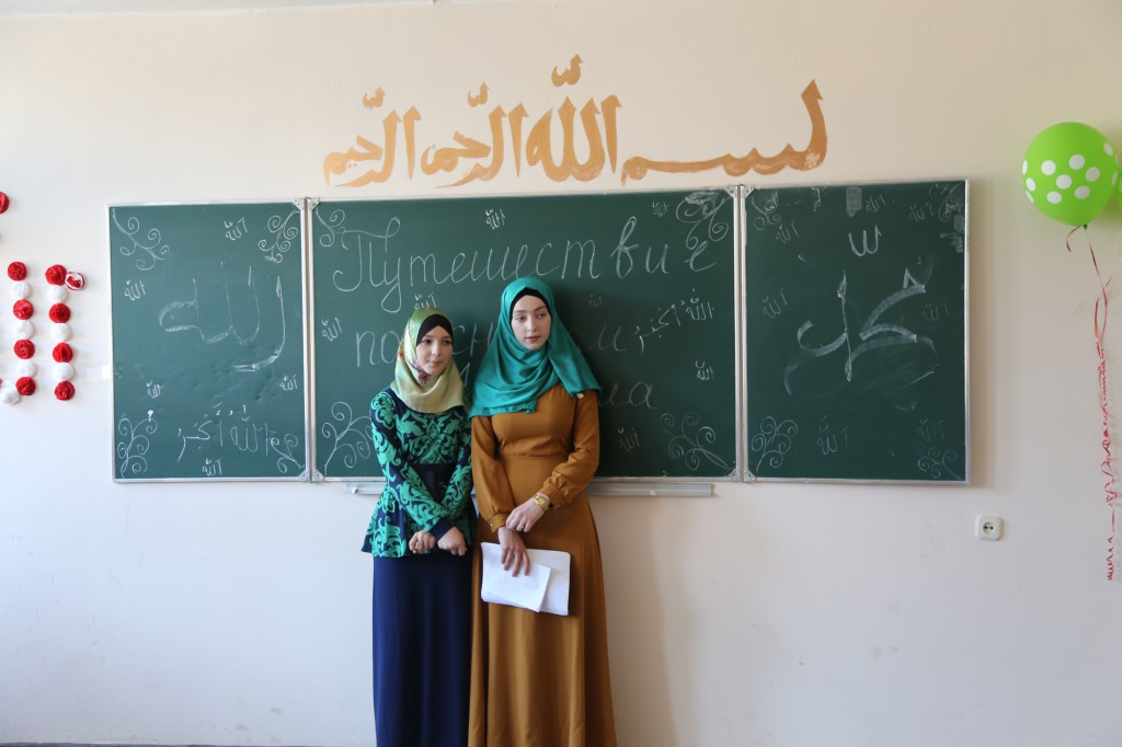 Открытый урок на тему «Путешествие по основам Ислама» провели студенты первого курса.