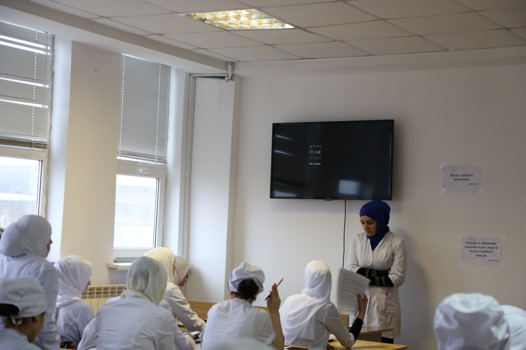 Преподаватель Медицинского колледжа имени Башларова Алиева З.А. со студентами третьего курса провела открытый урок на тему «Мое здоровье в моих руках»