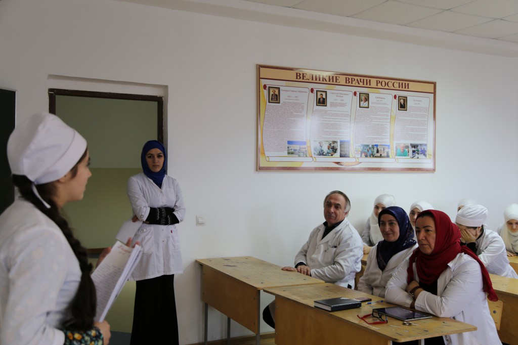 Преподаватель Медицинского колледжа имени Башларова Алиева З.А. со студентами третьего курса провела открытый урок на тему «Мое здоровье в моих руках»