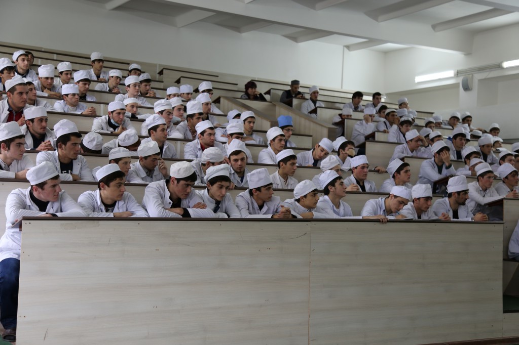 Преподаватель Медицинского колледжа имени Башларова Исрапилов М.М. провел лекцию студентам колледжа на тему «Одурманивающий путь к смерти»