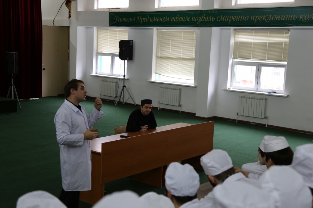 Преподаватель Медицинского колледжа имени Башларова Исрапилов М.М. провел лекцию студентам колледжа на тему «Одурманивающий путь к смерти»