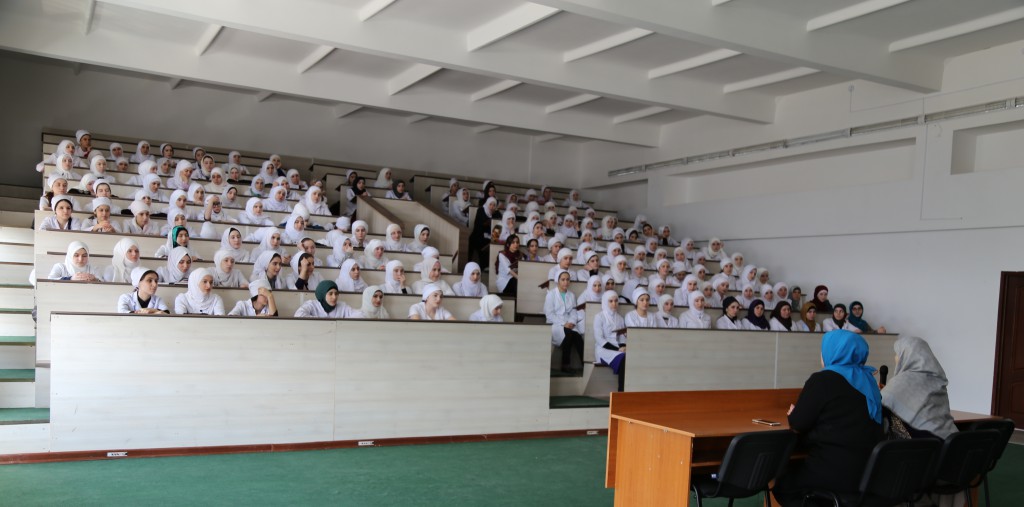 Врач гинеколог-эндокринолог Ажубова Хадижат Анварпашаевна провела лекцию для студенток, Медицинского колледжа имени Башларова