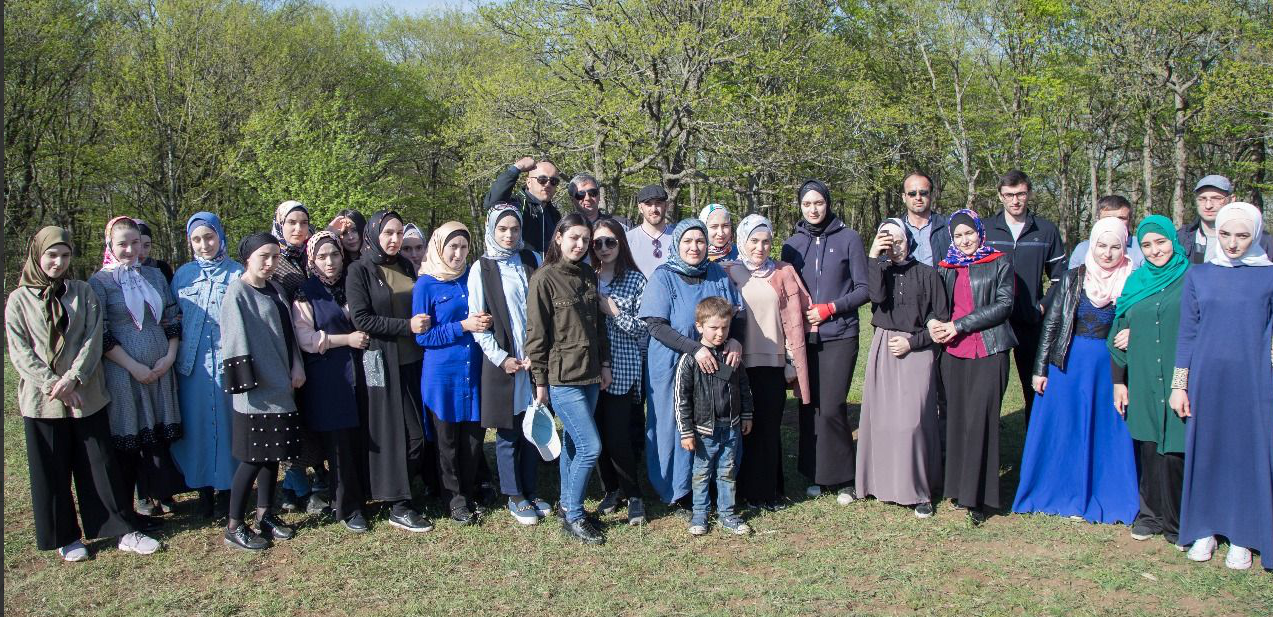 Выпускники и преподаватели  посетили поселок Дубки