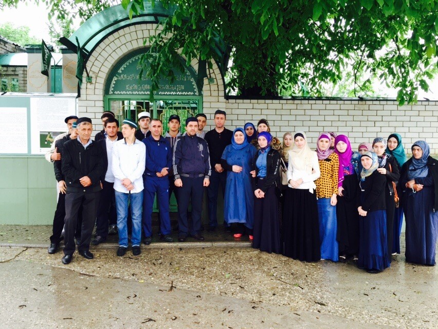 Сотрудники Медицинского колледжа имени Башларова, вместе со студентами колледжа, посетили в Верхнем Казанище зияраты 