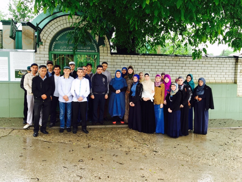 Сотрудники Медицинского колледжа имени Башларова, вместе со студентами колледжа, посетили в Верхнем Казанище зияраты 