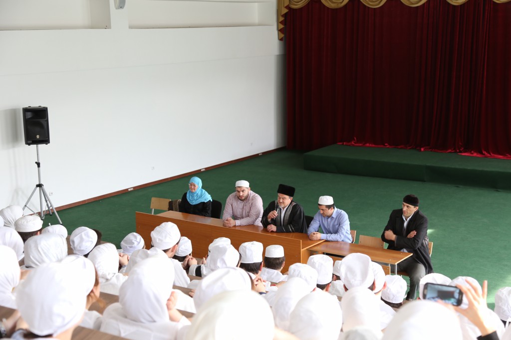 В Медицинском колледже имени Башларова прошла встреча студентов с муфтием Иркутской области Фарид хазрат Мингалеевым