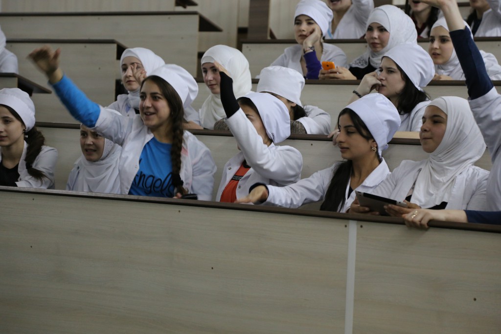 Студенты 1 курса Медицинского колледжа имени Башларова провели КВН на тему «Химия важная часть жизни»