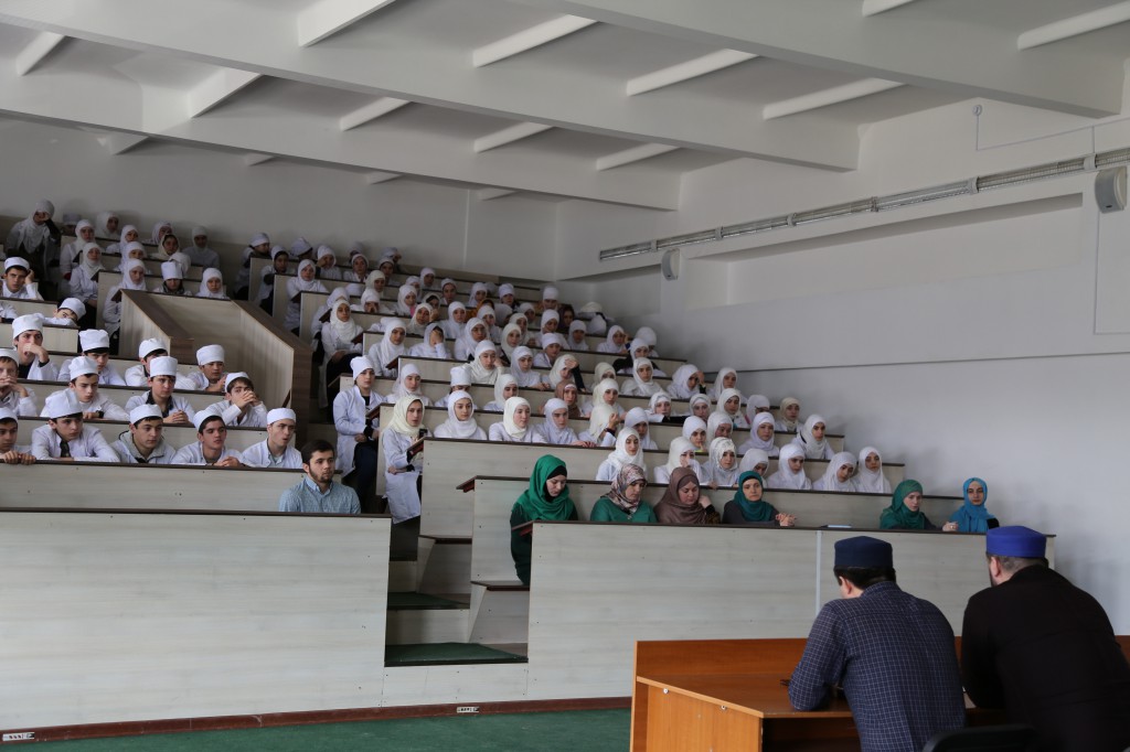 В Медицинском колледже имени Башларова прошла встреча студентов с руководителем отдела просвещения Муфтията РД Идрисом Асадулаевым