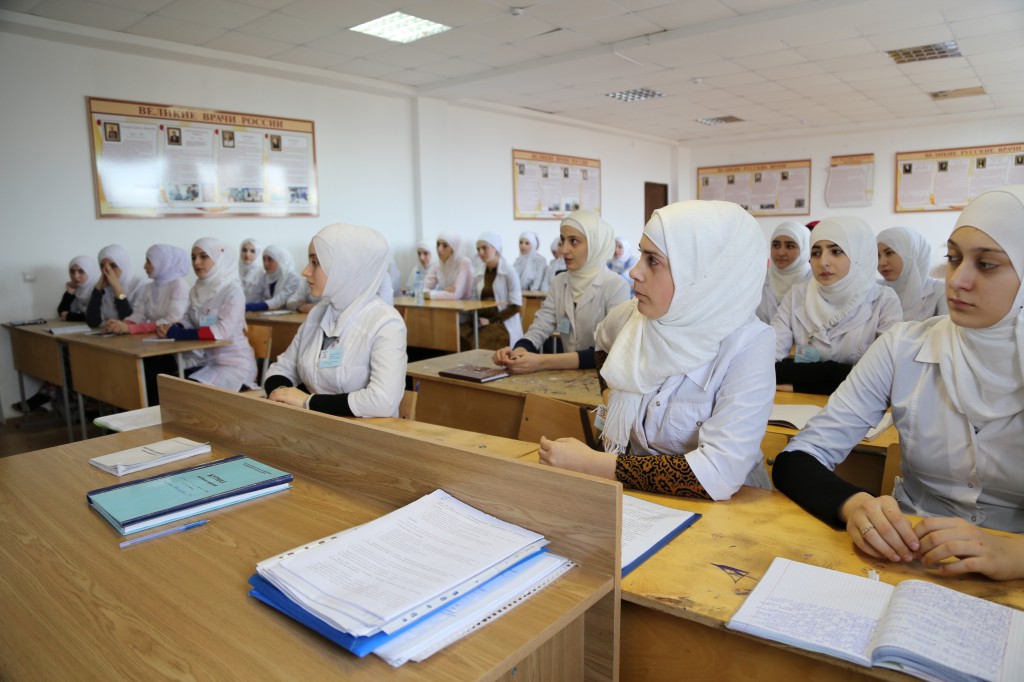 Преподаватель Медицинского колледжа имени Башларова Зулкиплиева А.М. со студентами второго курса провела открытый урок на тему «Мы выбираем жизнь. Нет...