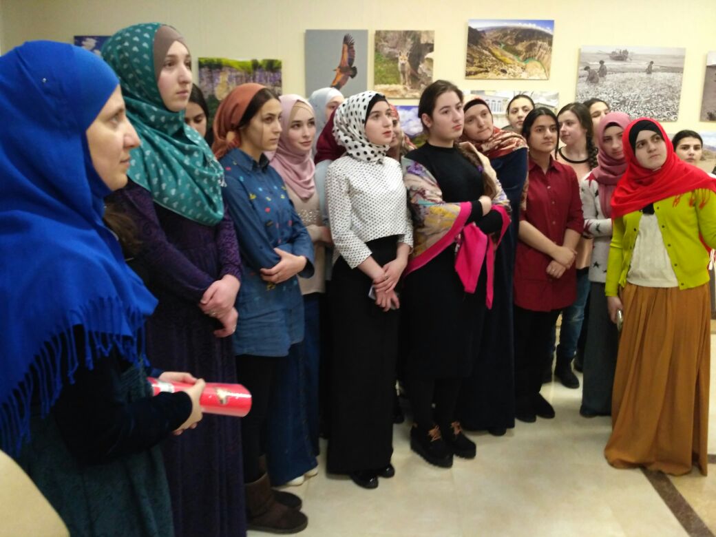 Приобщение к актуальному искусству: на фото-выставке в Театре Поэзии