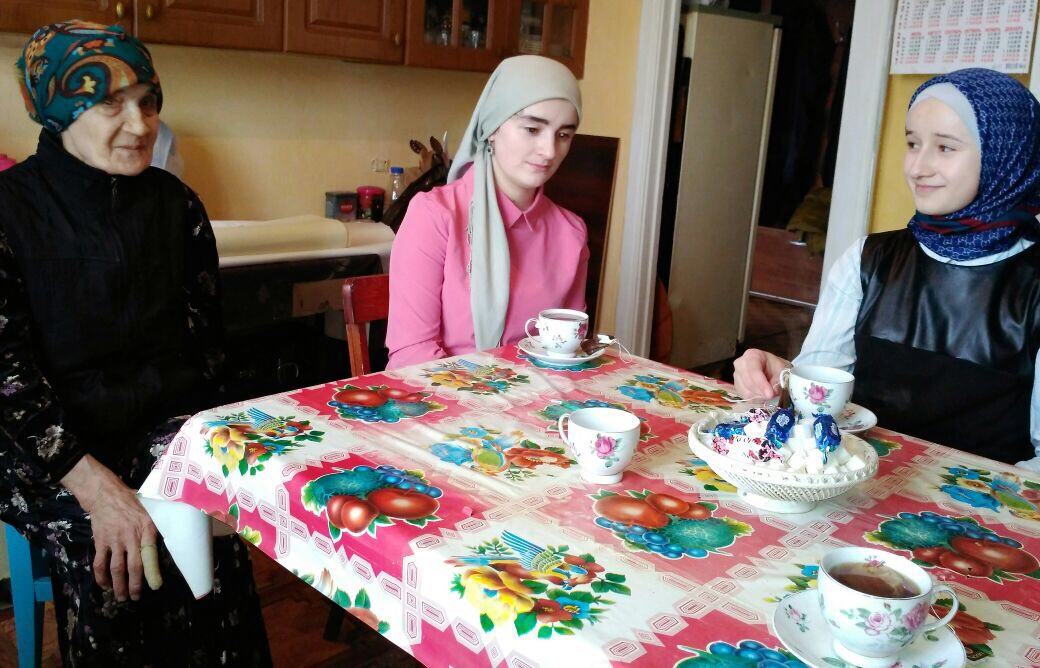 Волонтерская группа студентов медицинского колледжа имени Башларова посетила подопечную благотворительного фонда «Инсан» Кахримат Алиярову