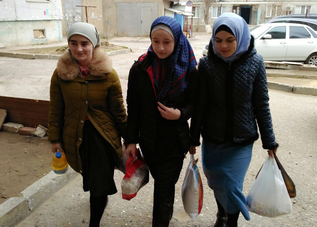 Волонтерская группа студентов медицинского колледжа имени Башларова посетила подопечную благотворительного фонда «Инсан» Кахримат Алиярову