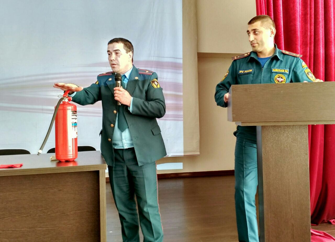 Работник управления МЧС рассказали студентам о пожарной безопасности