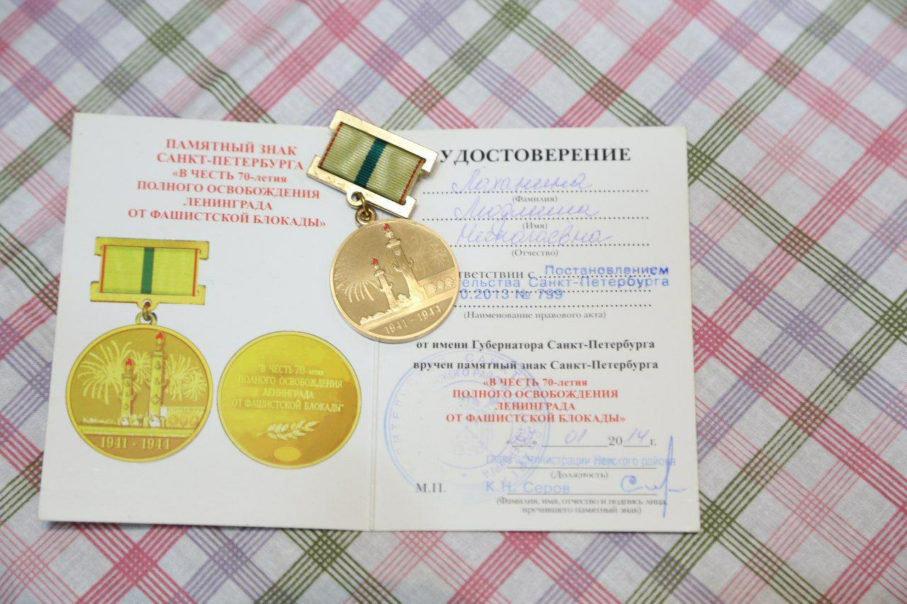 В рамках акции " Помним сердцем" , студенты МК им. Башларова посетили ветерана ВОВ 