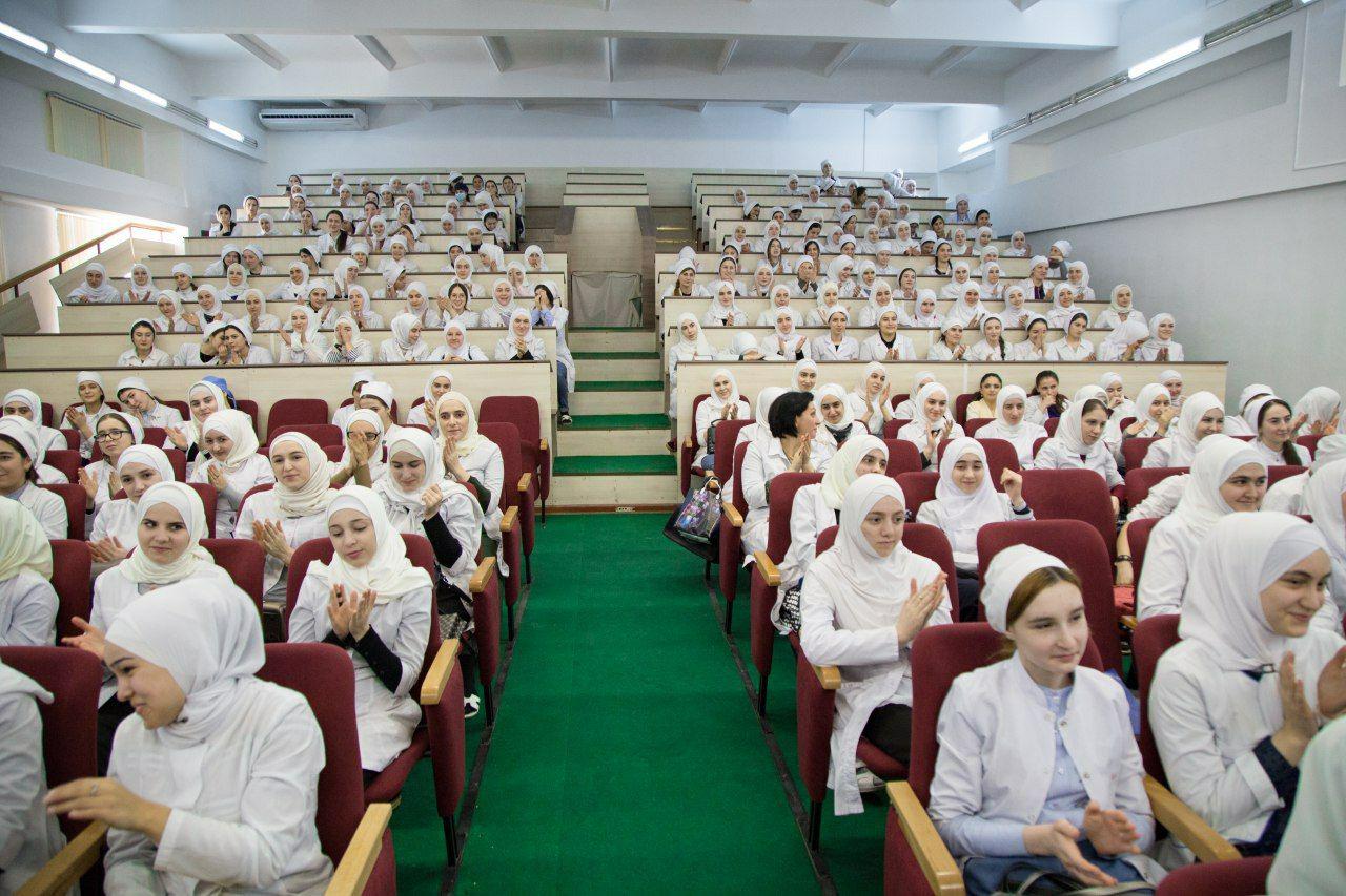 В МК им. Башларова прошла встреча студентов с представителями Ленинской администрации г. Махачкалы