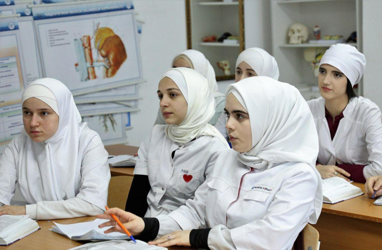 После праздничных выходных студенты МКиБ приступили к учебе