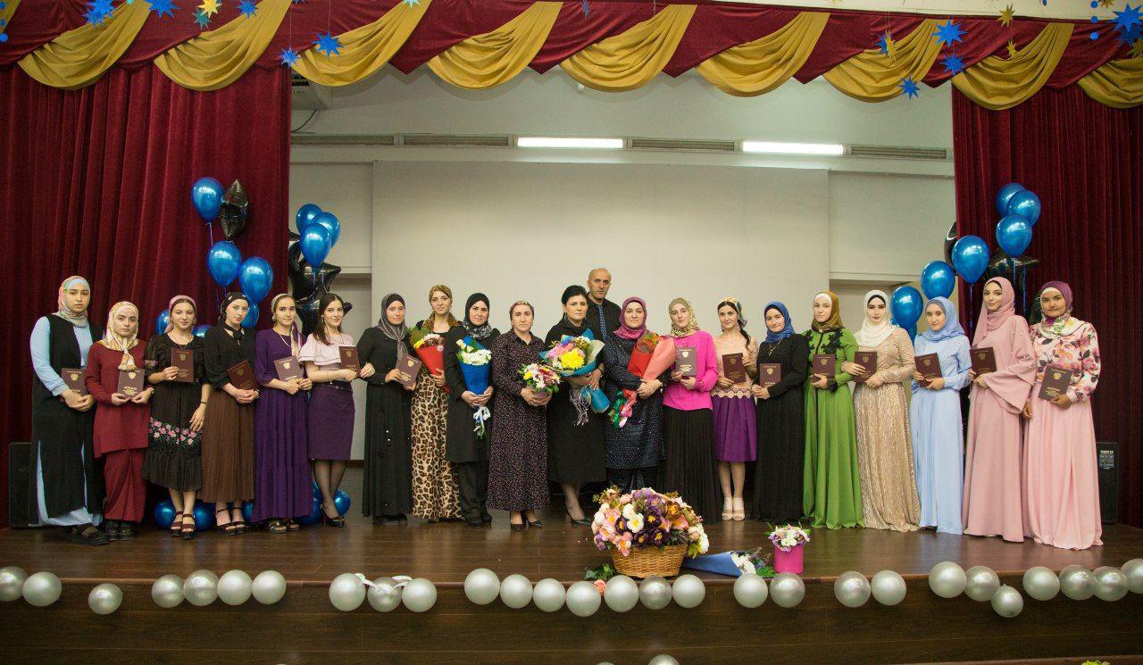 Выпускникам МК им. Башларова вручили дипломы об окончании колледжа