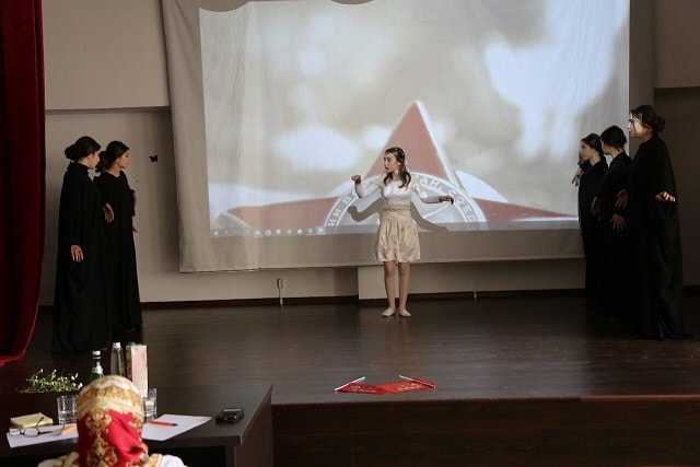 Летит, летит по небу клин усталый...