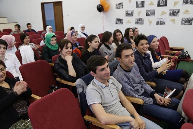 Летит, летит по небу клин усталый...