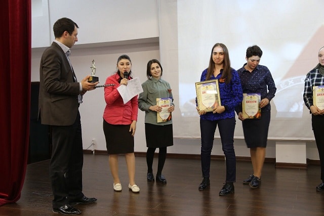 Летит, летит по небу клин усталый...