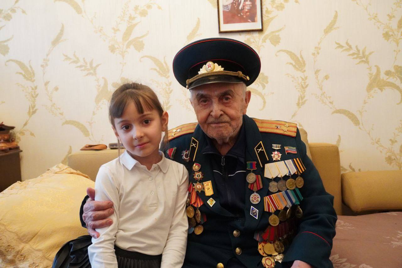 Команда проекта «Воспоминания солдата победы» посетила ветерана Великой Отечественной войны Ильяса Казиханова.