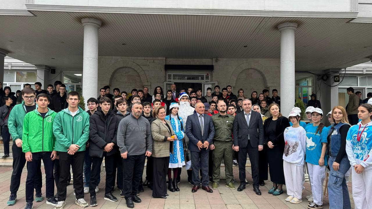 Медицинский колледж им. Башларова принял участие в благотворительной акции «Волшебная елочка»