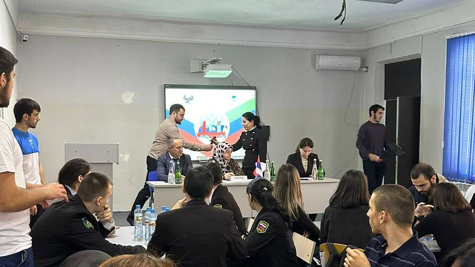 На площадке Дагестанского гуманитарного института прошла интеллектуальная игра в форме брейн-ринга