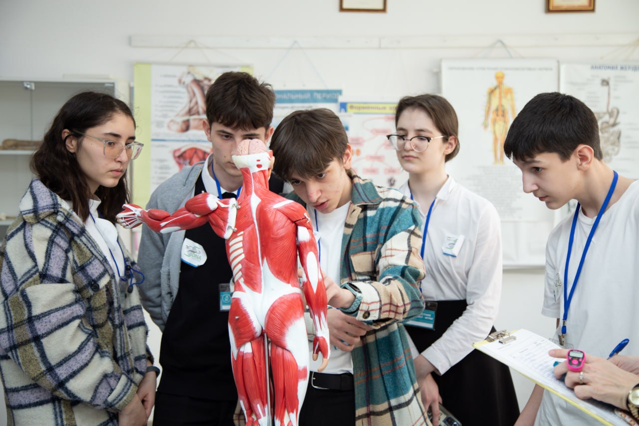 Около 300 школьников приняли участие в профориентационной квест-игре организованной в Медицинском колледже им. Башларова