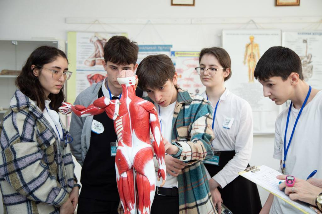 Около 300 школьников приняли участие в профориентационной квест-игре организованной в Медицинском колледже им. Башларова