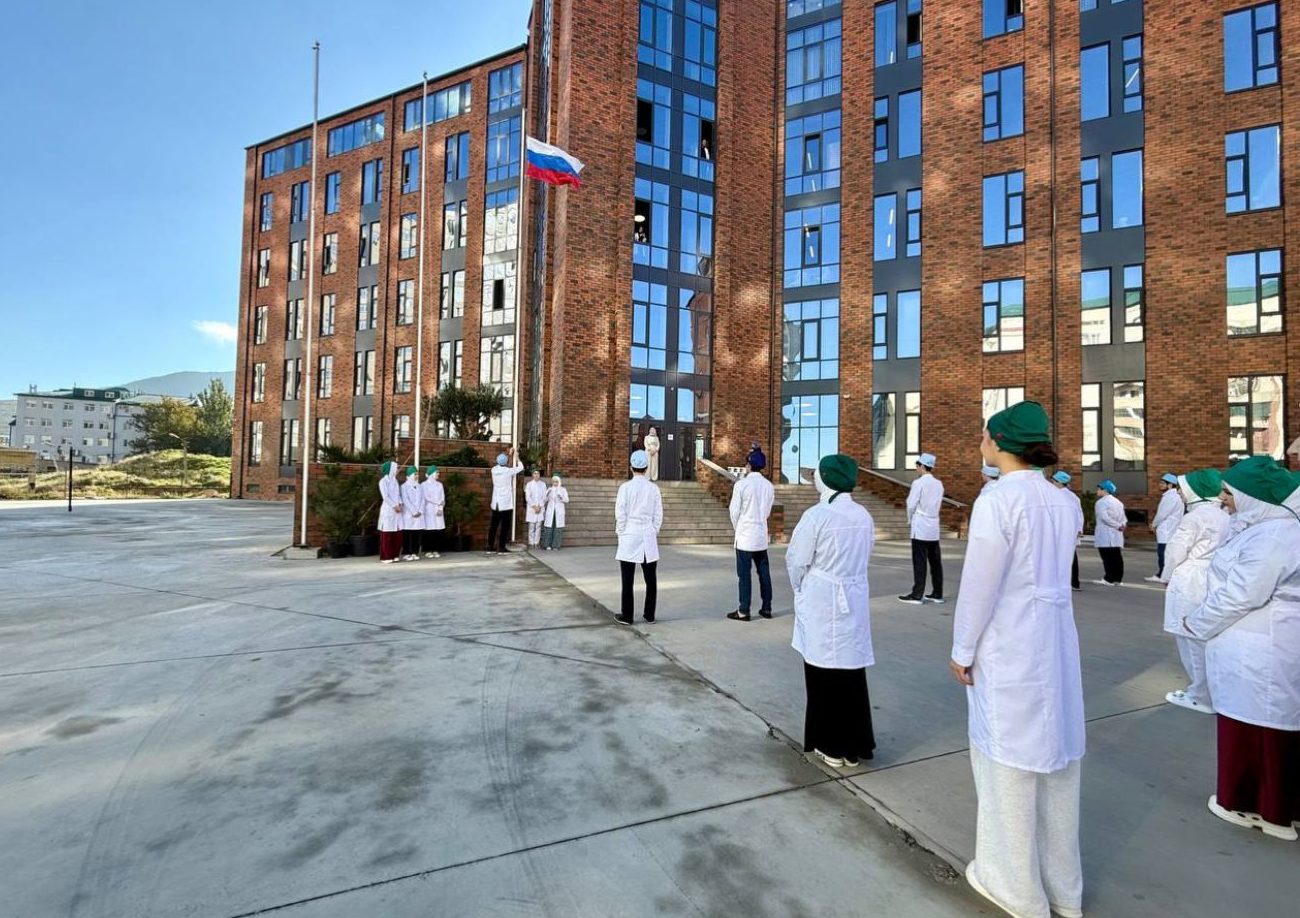 Поднятие флага и занятие «Разговоры о важном» в Медицинском колледже им. Башларова