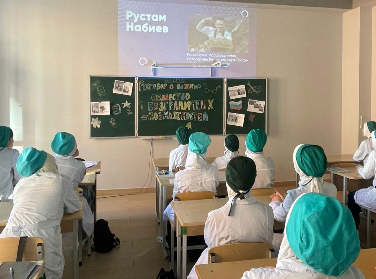 Поднятие флага и занятие «Разговоры о важном» в Медицинском колледже им. Башларова