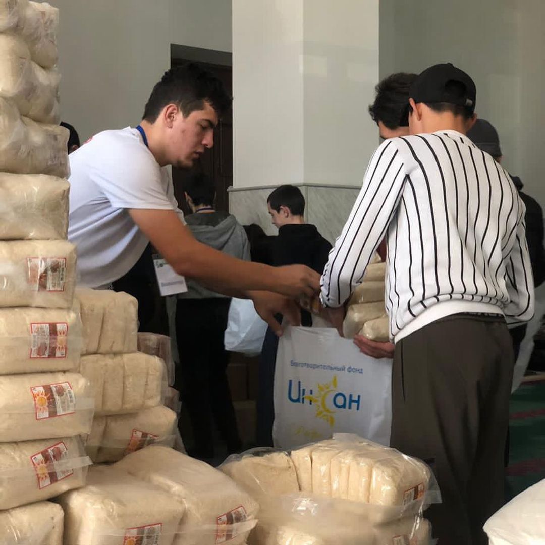 Сборка продуктовых наборов для подопечных благотворительного фонда «Инсан».