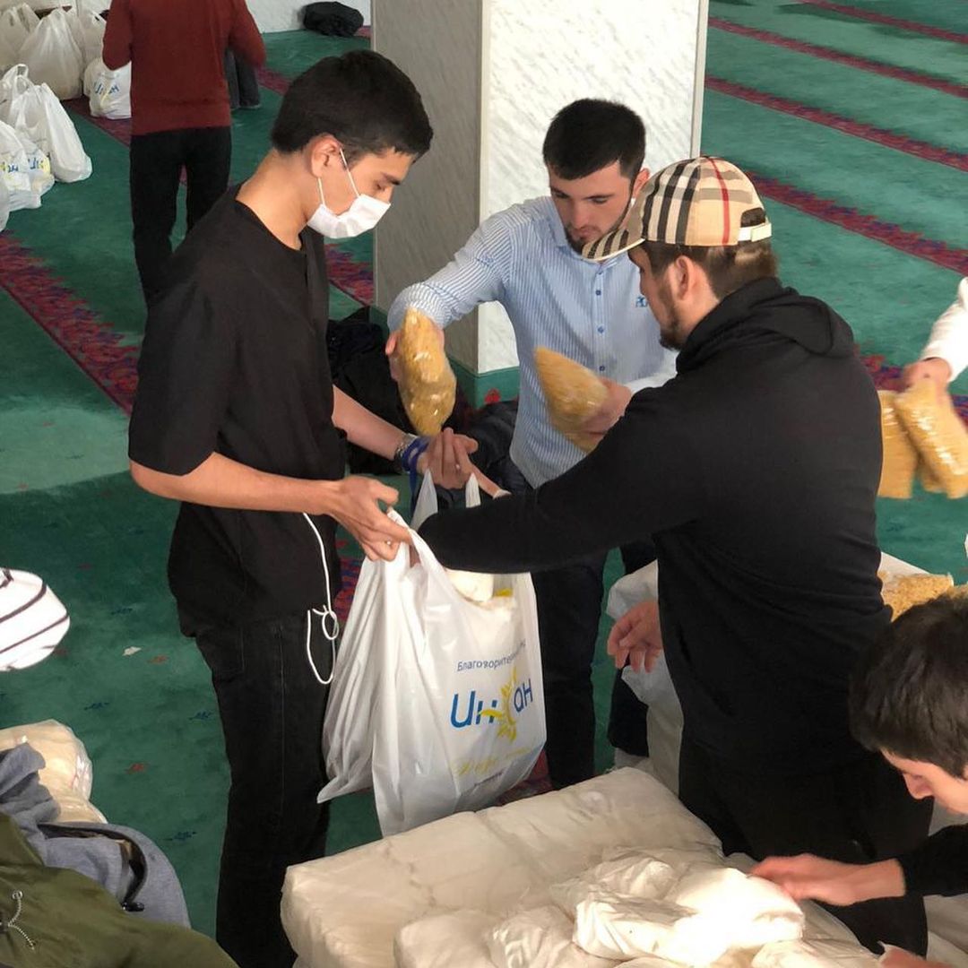 Сборка продуктовых наборов для подопечных благотворительного фонда «Инсан».