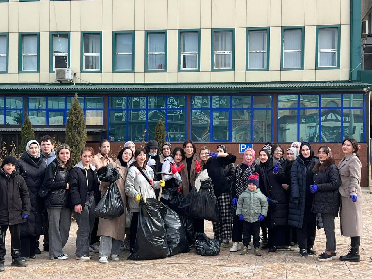 Сотрудники и студенты  Медицинского колледжа им. Башларова провели традиционный субботник.