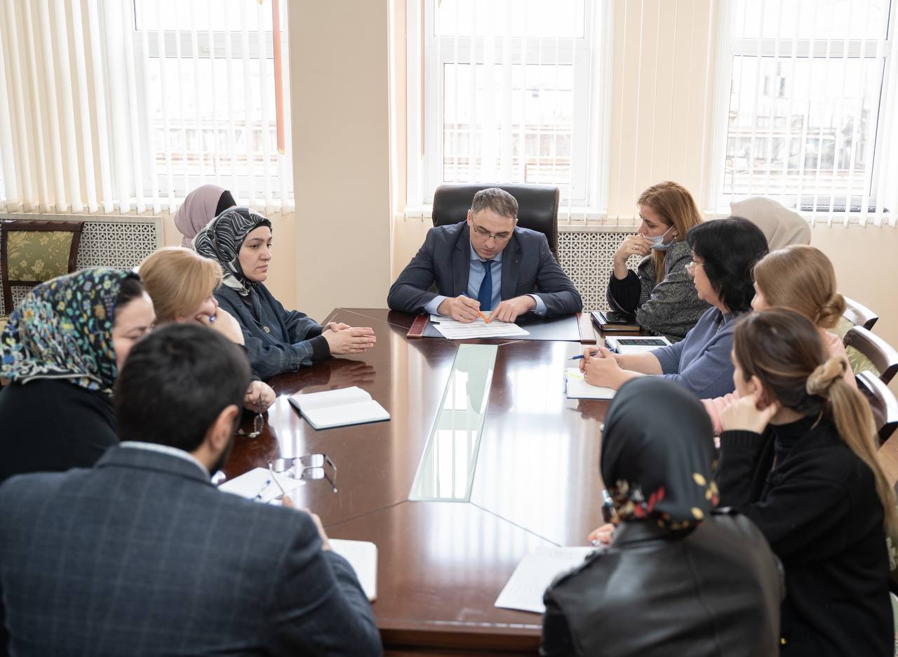 Совещание под руководством директора колледжа Руслана Мамаева.