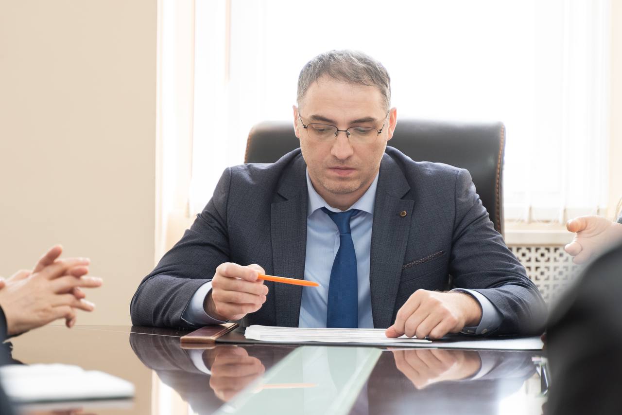 Совещание под руководством директора колледжа Руслана Мамаева.