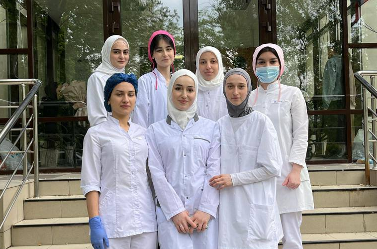 Студентки 4 курса отделения “Акушерское дело” (группа АД-9) колледжа имени Башларова проходят производственную практику на базе Республиканской клинич...