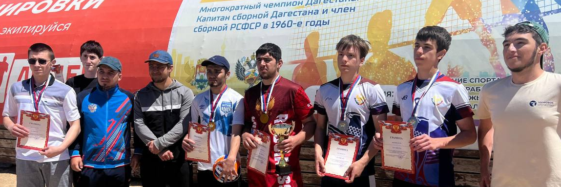 Студенты-активисты молодежного центра колледжа им. Башларова заняли первое место в соревнованиях по пляжному волейболу, организованных молодёжной орга...