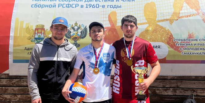 Студенты-активисты молодежного центра колледжа им. Башларова заняли первое место в соревнованиях по пляжному волейболу, организованных молодёжной орга...