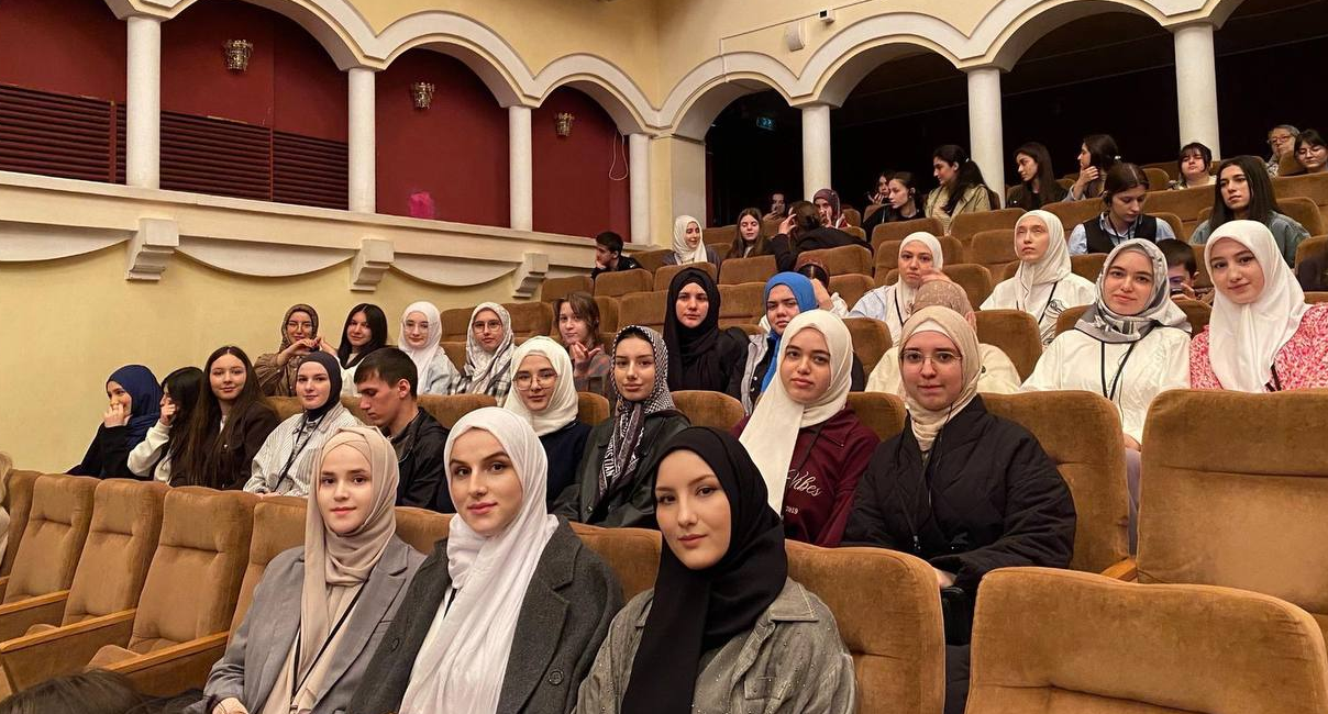 Студенты колледжа имени Башларова вместе с кураторами и педагогом-организатором посетили Кумыкский театр по Пушкинской карте.