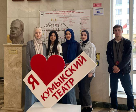 Студенты колледжа имени Башларова вместе с кураторами и педагогом-организатором посетили Кумыкский театр по Пушкинской карте.