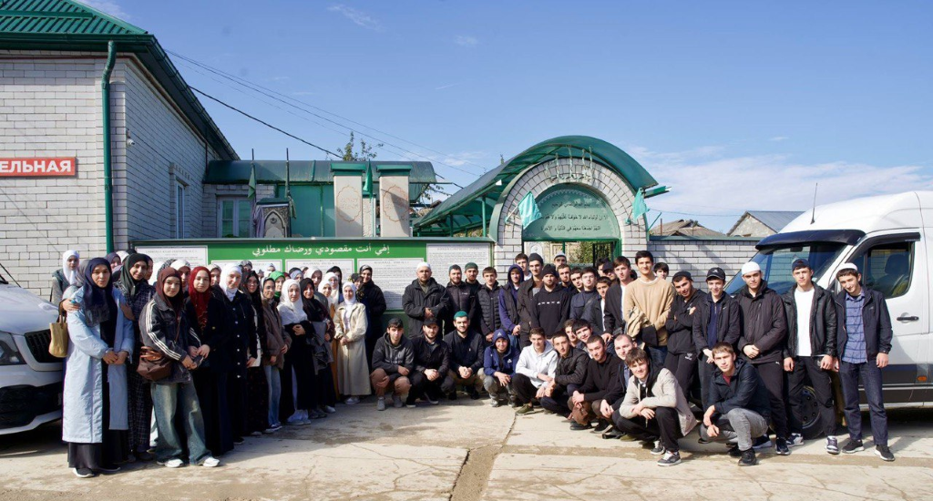 Студенты Медицинского колледжа имени Башларова  посетили зиярат шейха Сайфуллы-Кади Башларова в селе Верхнее Казанище