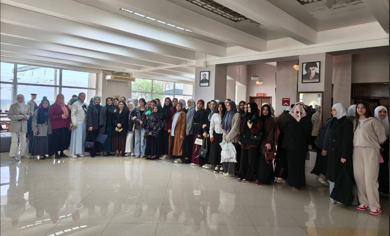 Студенты МК им. Башларова посетили социально значимый спектакль