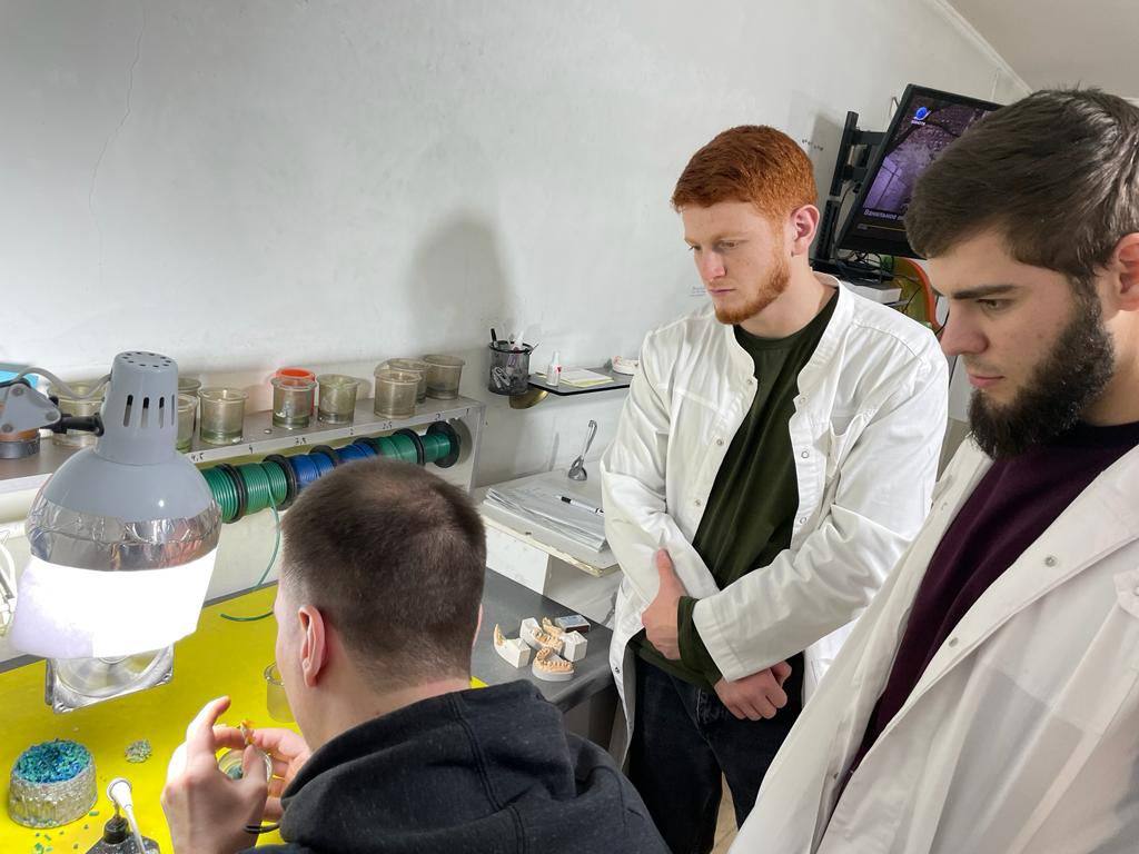 Студенты выпускных групп направления «Стоматология ортопедическая» посетили с экскурсией Литейный цех.