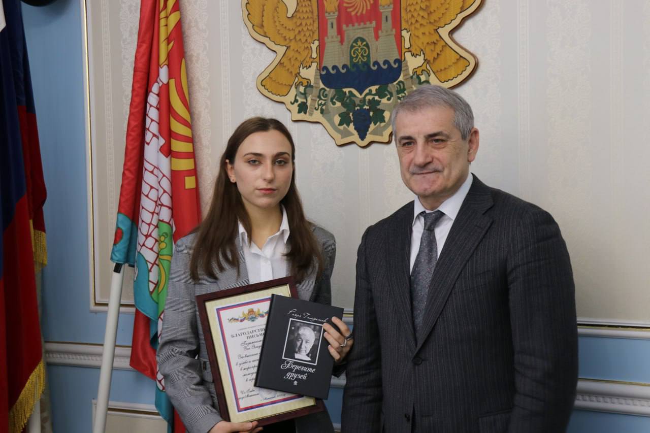 В администрации города Махачкалы прошло чествование молодёжи.