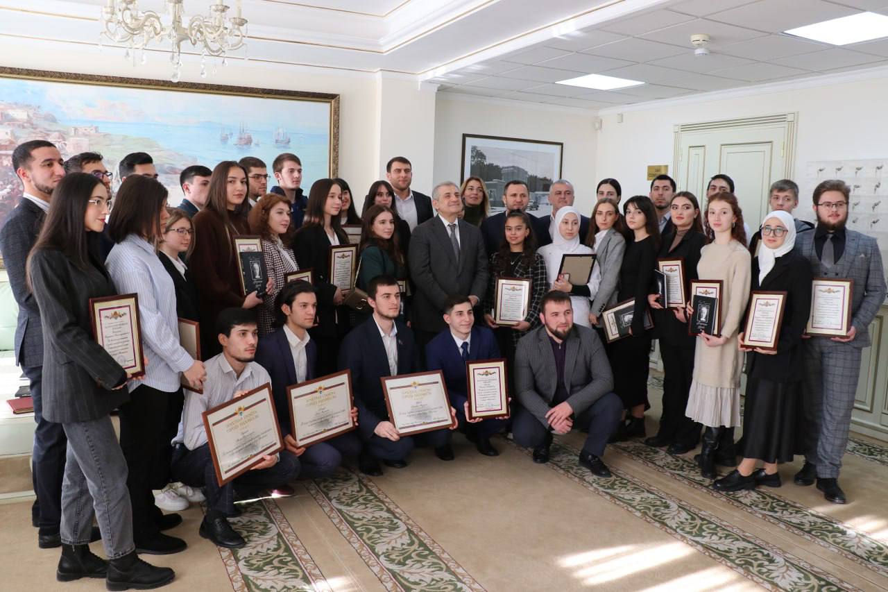 В администрации города Махачкалы прошло чествование молодёжи.