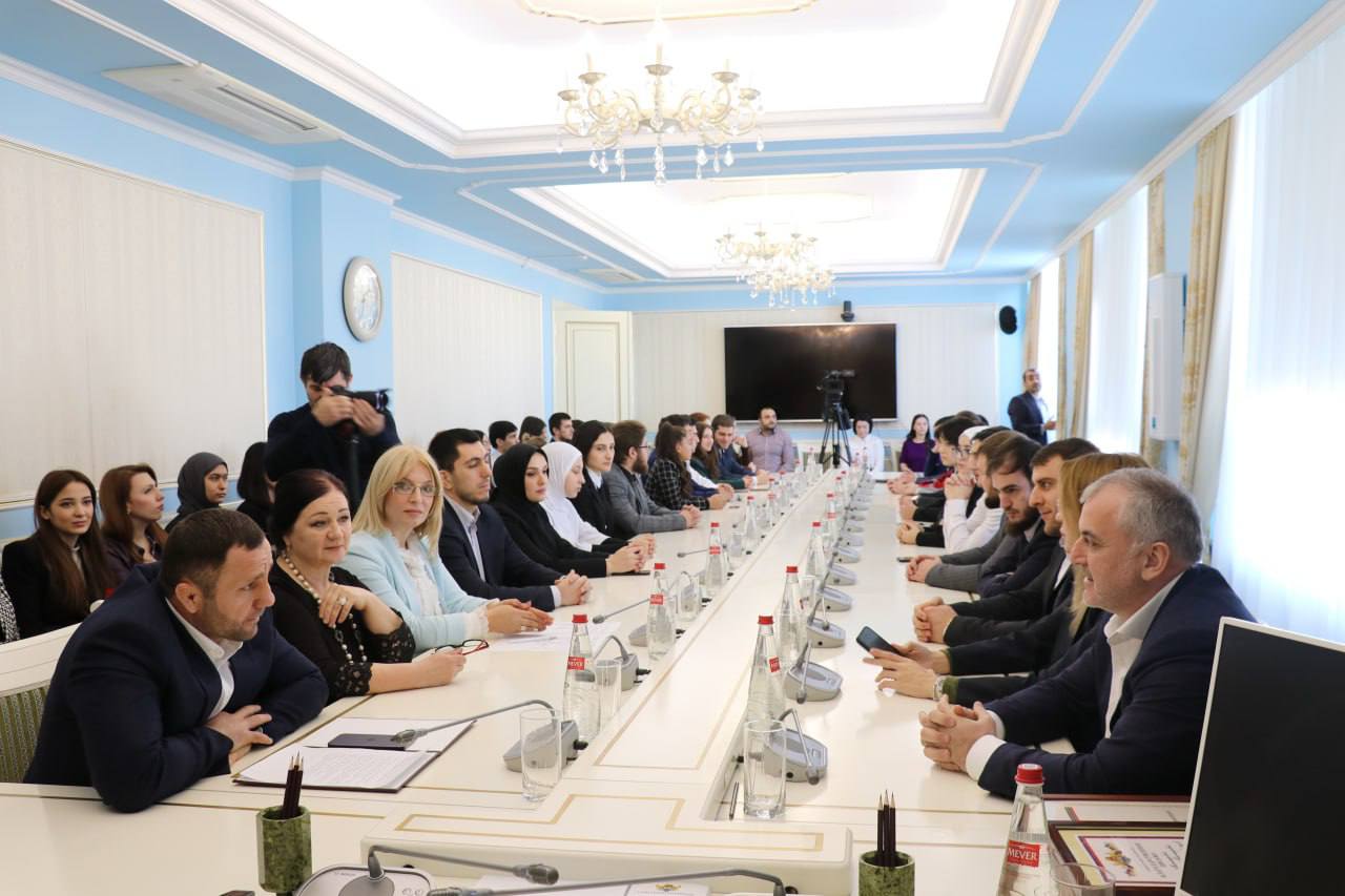 В администрации города Махачкалы прошло чествование молодёжи.